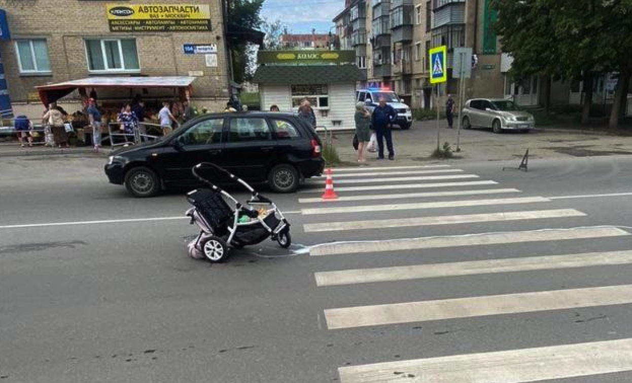 Сбил коляску с ребенком. Фото с коляской на улице. Во Владимировской области Автомобилист сбил коляску с ребёнком.