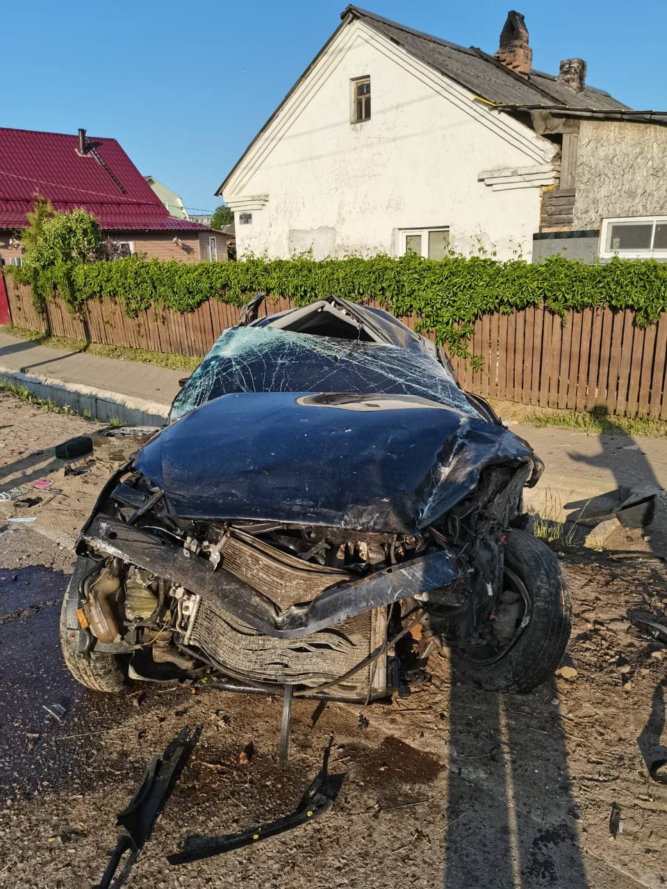 В Тверской области автомобиль съехал с дороги и протаранил дом