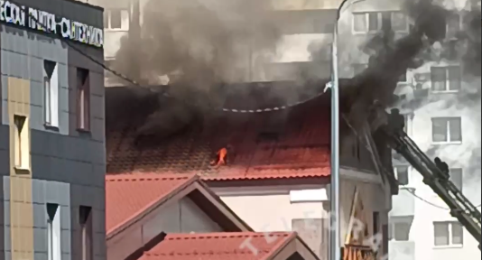 В Самаре огнеборцы тушат пожар в ресторане “Каледония”