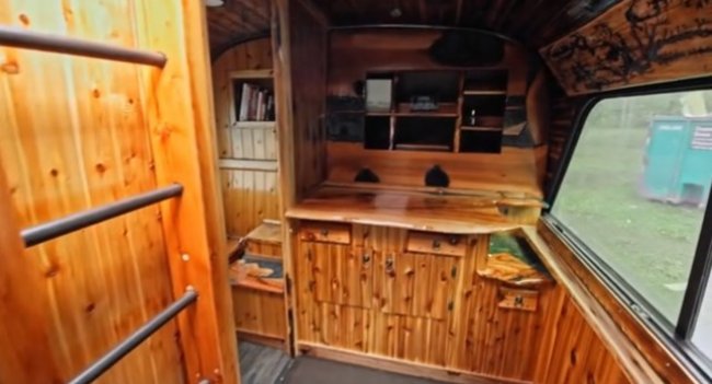 Видео: старый туристический автобус превратили в дом на колесах с роскошной деревянной отделкой Автомобили