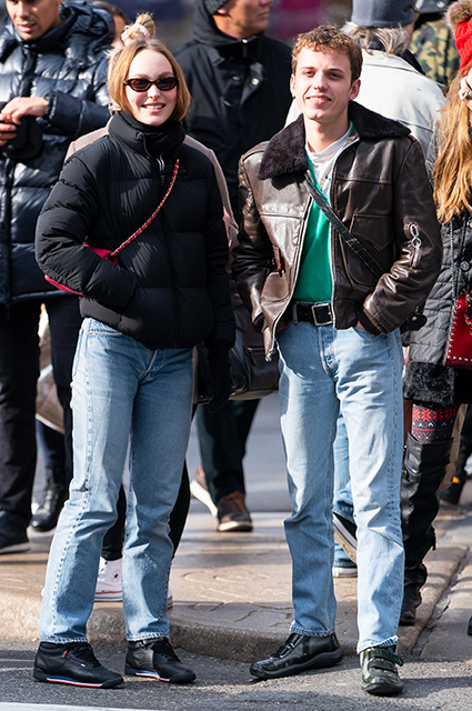 Лили Роуз-Депп была замечена на свидании с таинственным незнакомцем после новостей о романе с Тимоти Шаламе звездные пары