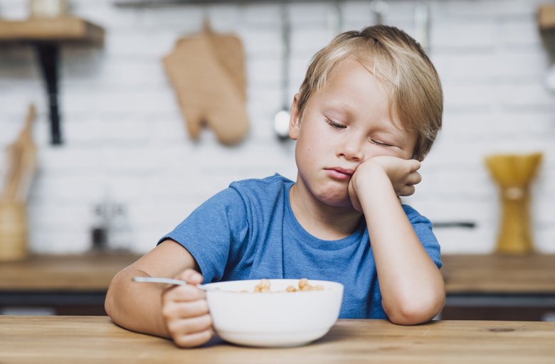 «Не доешь – из-за стола не выйдешь»: психолог – о последствиях пищевого насилия для детей