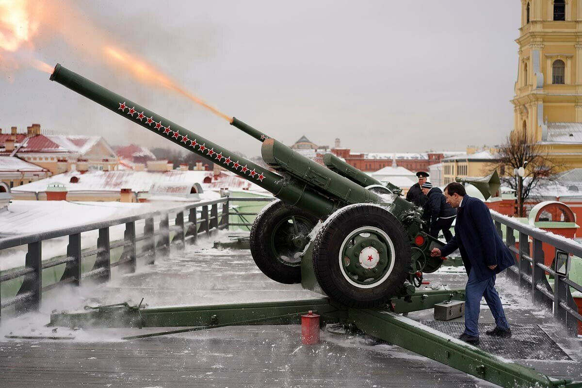 Одновременный выстрел из двух орудий в честь дня рождения СПбГУ и команды атомной подводной лодки, 2020 года. Vogal (CC BY-SA 4.0)