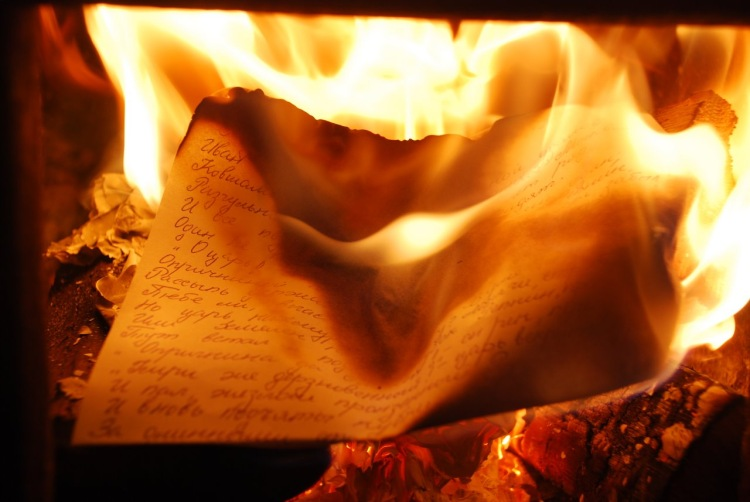 Рукописи не горят чья. Сжигание рукописи. Рукописи в огне. Горящие письма. Письмо в огне.