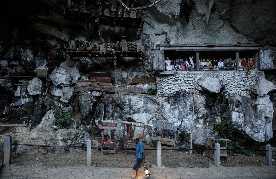 Фестиваль Манене, во время которого народ тораджи откапывает тела своих умерших родственников общество,обычаи,похороны,странности