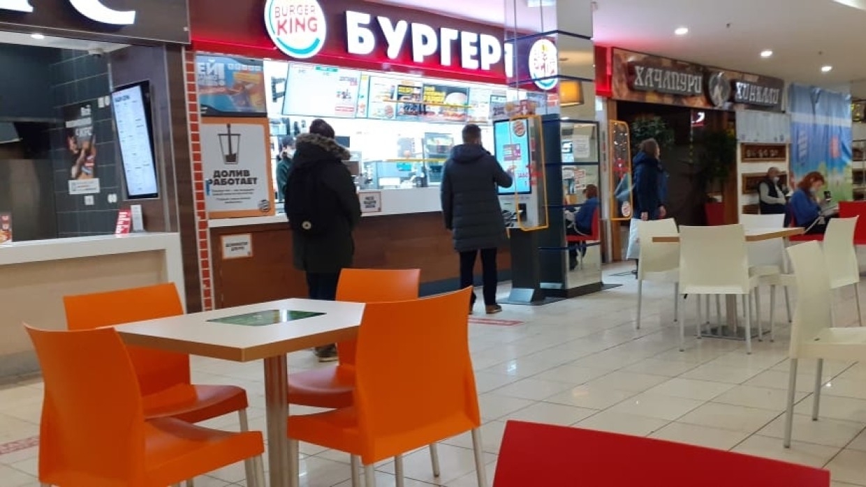 Власти Петербурга снимают запрет на работу фуд-кортов и аттракционов