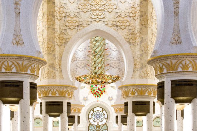 Внутренняя отделка и большая люстра в мечети. / Фото: www.ilovetravel.ru Внутренняя отделка и большая люстра в мечети Фото wwwilovetravelru