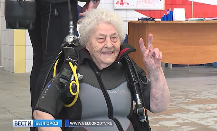 Пенсионерка из Белгорода прыгнула с парашютом в 93 года и останавливаться не собирается