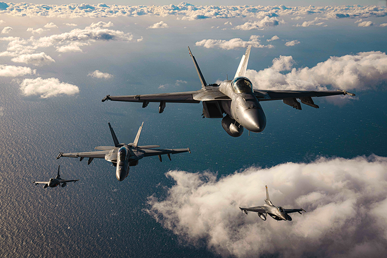 На фото: F/A-18 Super Hornets ВМС США летят в строю с истребителями F-16 Fighting Falcon ВВС Греции во время учений «воздух-воздух» в рамках учения НАТО Neptune Strike 2022, 3 февраля, 2022 года. 