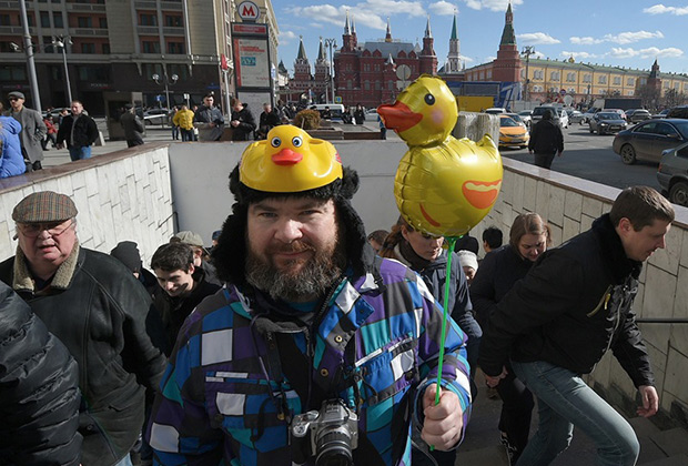 Участник несогласованной акции против коррупции в Москве