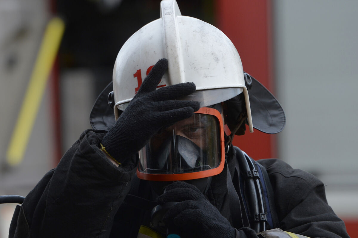 Пожарные сумели остановить открытое горение в производственном здании в Ижевске