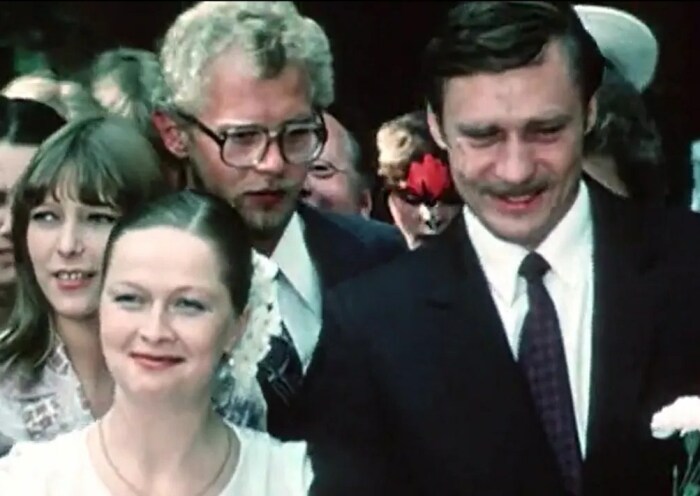 За кадром фильма «Одиноким предоставляется общежитие»: Почему создатели получали гневные письма после выхода картины на экраны 