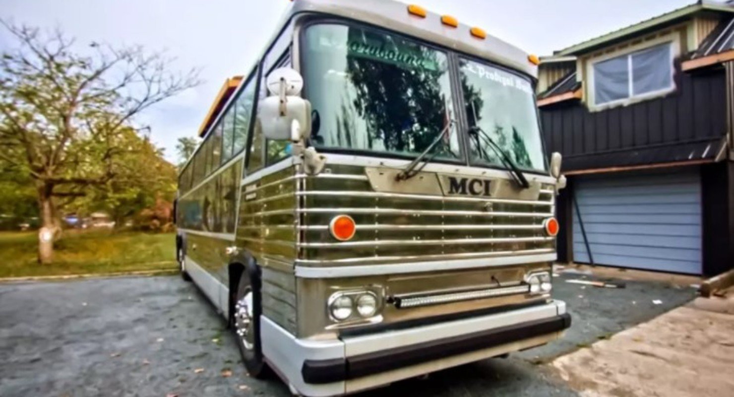 Видео: старый туристический автобус превратили в дом на колесах с роскошной деревянной отделкой