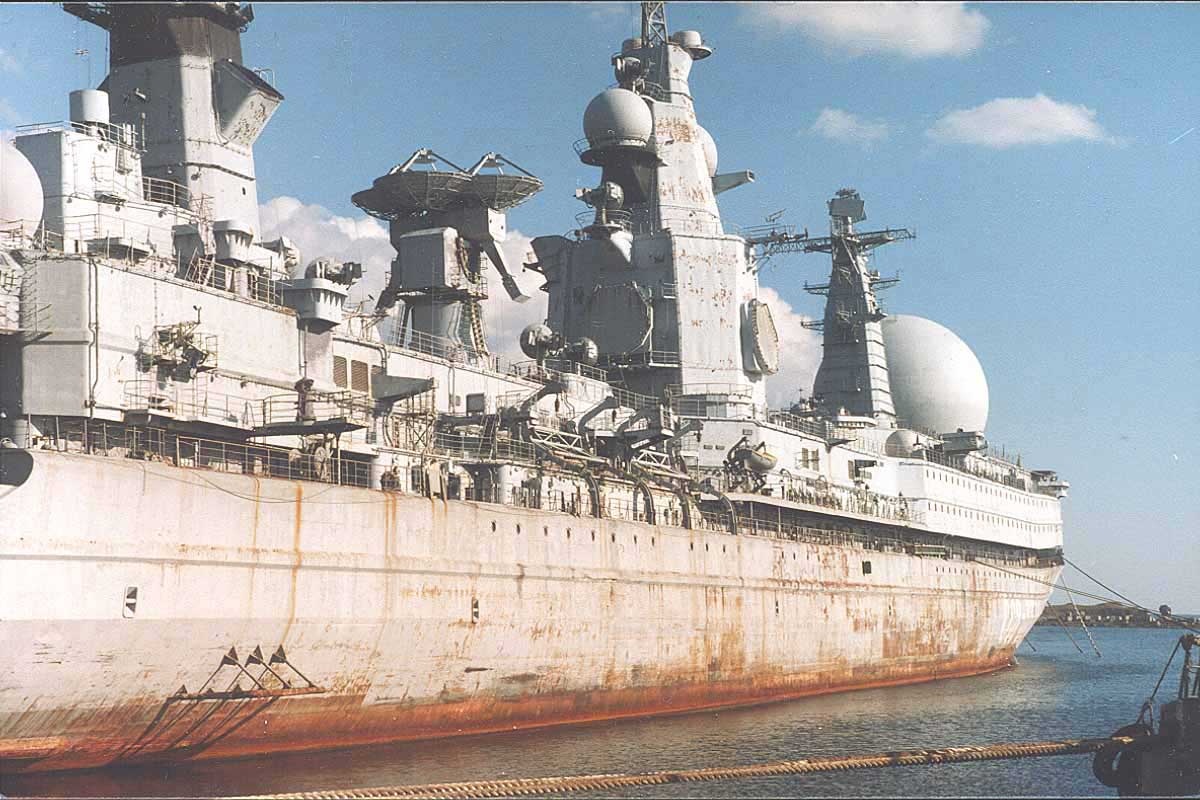 Большие советские корабли. Корабль ССВ-33 Урал. ССВ-33 Урал -атомный корабль радиоэлектронной разведки. ССВ-33 «Урал» проекта 1941 «Титан». Большой атомный разведывательный корабль «Урал».