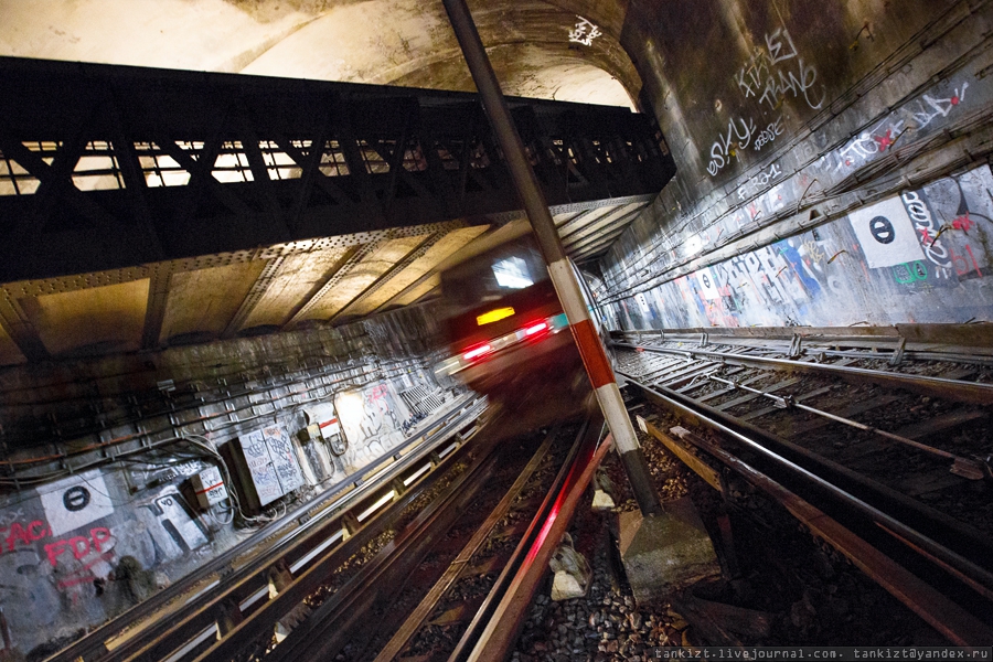 Включи страшную станцию. Парижский метрополитен. Самое страшное метро в мире. Страшное Парижское метро. Заброшенные поезда парижского метро.
