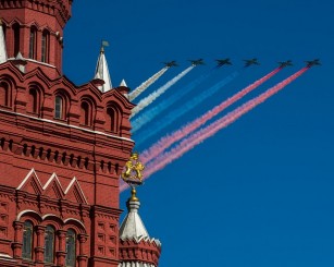 СМИ узнали, почему в Москве отменили воздушный парад Победы
