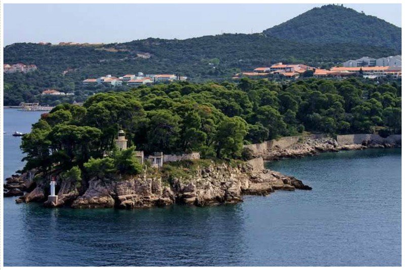 Остров Дакса в Хорватии - имеет потрясющую природу, великолепные пляжи, но уже давно является необитаемым. Остров продается уже боле 6-ти лет, но покупателей нет из-за ужасной славы острова жизнь, земля, интересное, необитаемые острова, факты