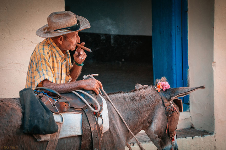 i-spent-20-days-in-cuba-documenting-the-life-of-local-people-15__880