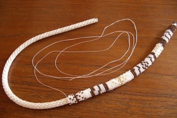 Подарок своими руками: возьмите верёвку и немного бисера, чтобы создать потрясающее украшение верёвки, бисер, верёвке, бисера, цвета, верёвка, нитку, ожерелье, лучше, витки, закрепляя, можно, немного, одного, сделать, аккуратно, через, любой, придётся, украшение