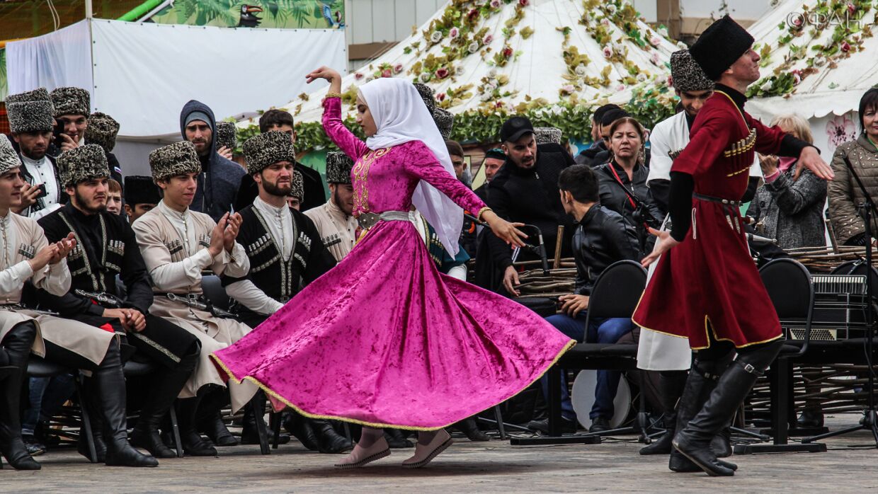 Какой праздник в чечне. Праздники чеченцев. Чечня праздник. Главный праздник чеченцев. Чеченская Национальная одежда для мужчин современная.