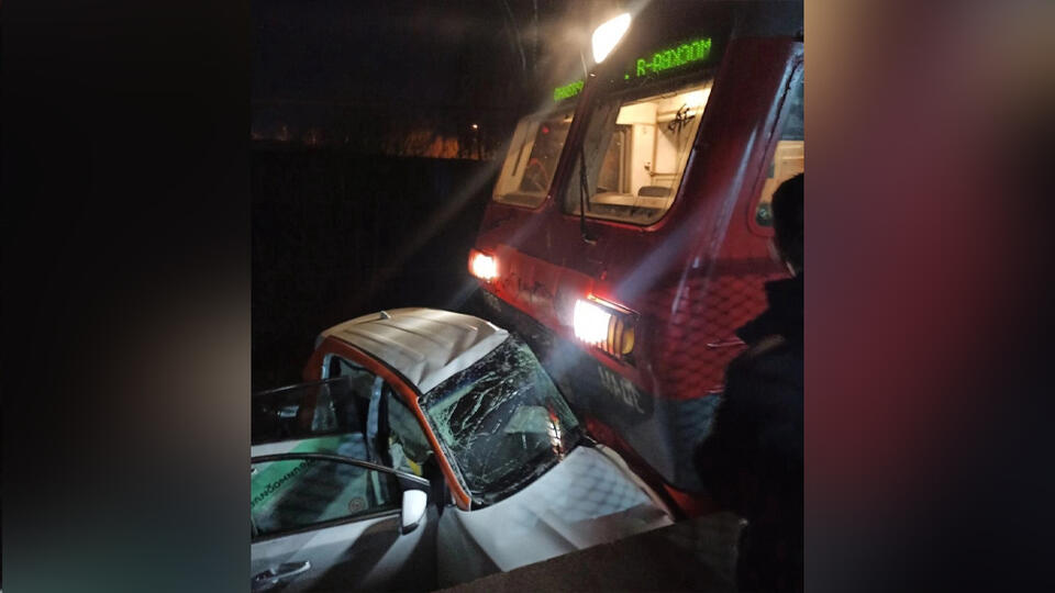 В Подмосковье электричка сбила автомобиль каршеринга, погибла девушка
