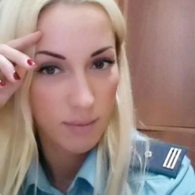 Судебный пристав приехала на работу Судебный пристав приехала на работу