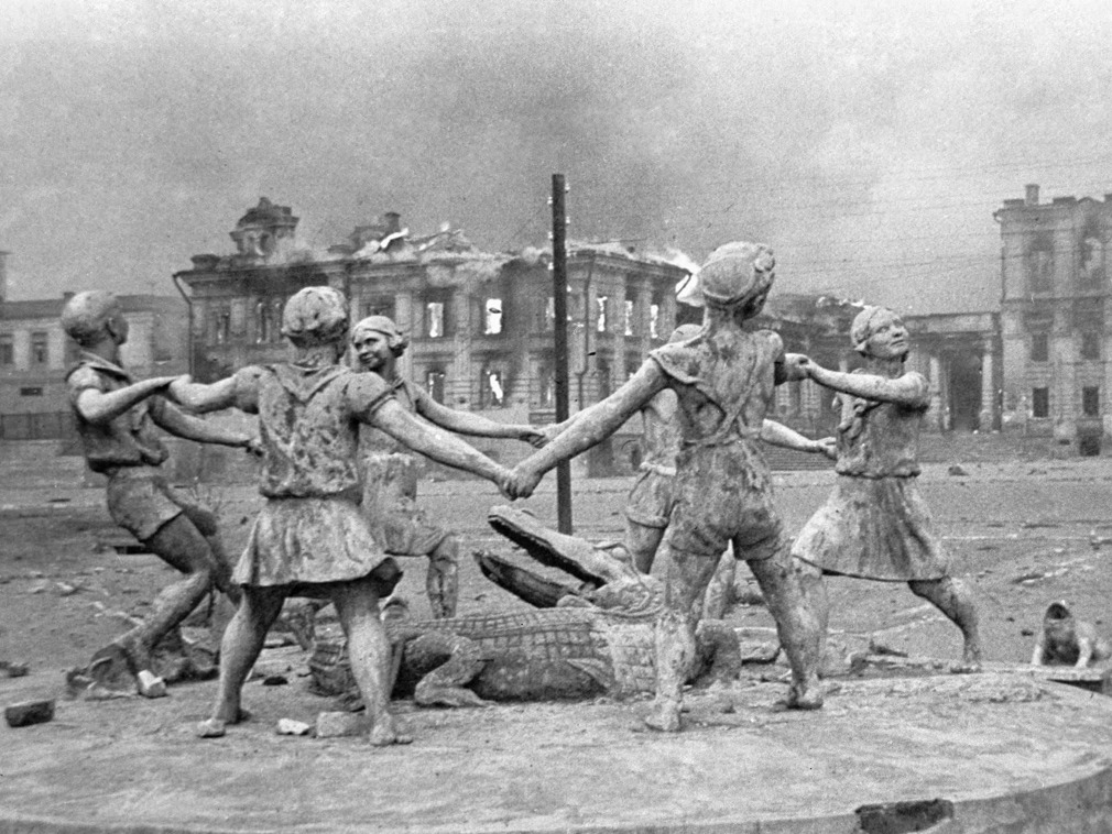 Разрушенный памятник играющим детям на вокзальной площади в Сталинграде после налета немецкой авиации. 1942 г.