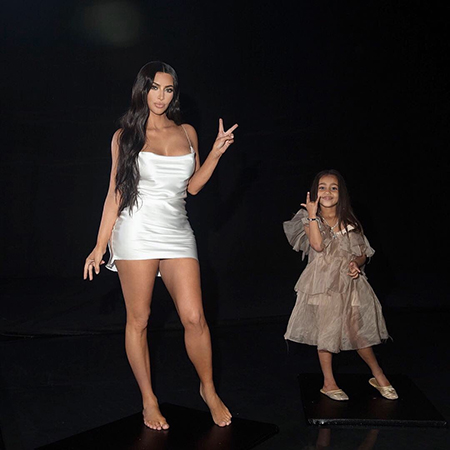 Ким Кардашьян сфотографировалась с дочерью Норт, а поклонники удивились их сходству звездные дети, ким кардашьян