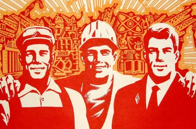 Рабочие стояли за едой, ожидая своей очереди