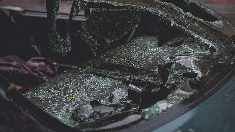 Водитель оказался зажатым в кабине грузовика после аварии в Ленинградской области