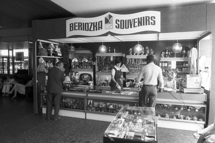 Иностранцы покупали в магазинах сувениры, а советские люди — книги. /Фото: cdni.rbth.com