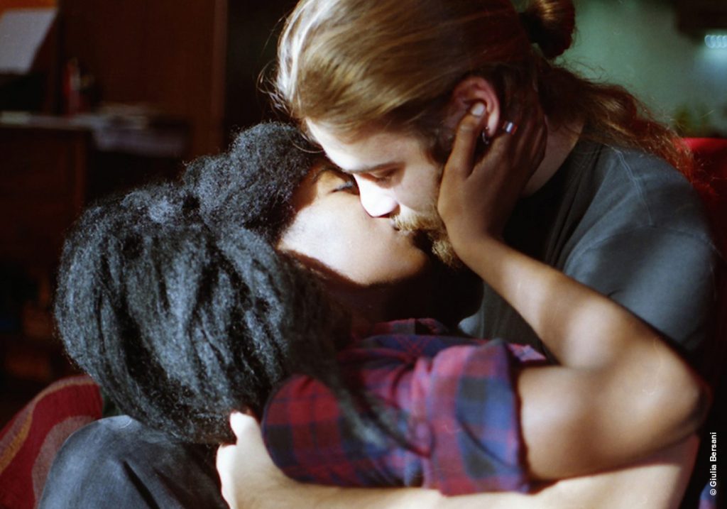 Существует ли любовь? Что нейробиологи, лингвисты, социологи, философы и психологи думают о романтической близости 