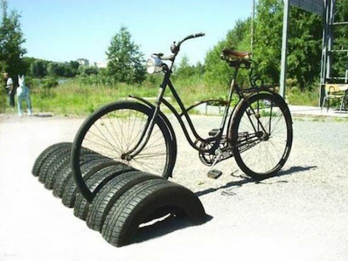 Вкопать несколько шин и парковка для велосипедов готова. /Фото: jutarnji.hr