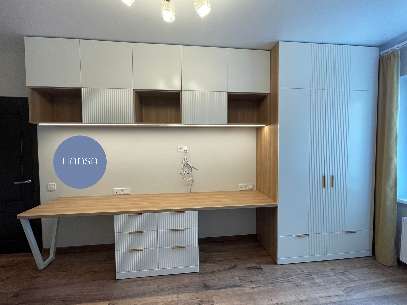Рабочий стол с ящиками и полками на заказ от фирмы Hansa Mebel в СПб