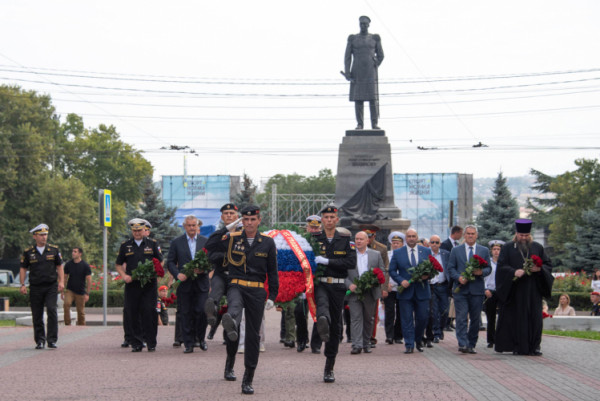 Врио губернатора Севастополя вместе с Главнокомандующим ВМФ России возложили цветы к Вечному огню