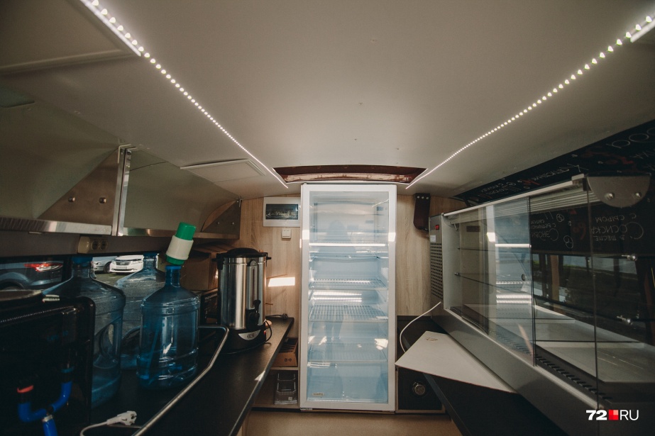 Тюменцы превратили старый школьный автобус в фуд-трак. Почему он «сладкий» и на него все глазеют? Тюменцы превратили старый школьный автобус в фуд-трак. Почему он «сладкий» и на него все глазеют? авто,автомобиль,история,машины,ремонт,Россия,советы,СССР,тюнинг