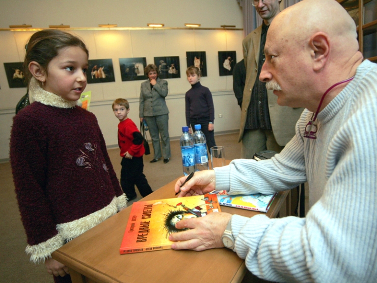  писатель Григорий Остер, по произведениям которого в театре "Школа современной пьесы" шел спектакль для детей "Вредные советы", подписывает свои книги для детей, 2004 год.
