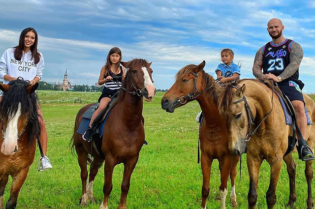 Фотосессия и прогулка на лошадях: Оксана Самойлова и Джиган провели время вместе с детьми в конном клубе