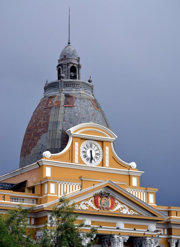 Башенные часы, идущие в обратном направлении Боливия
