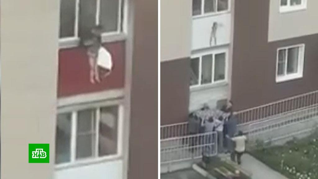 Кидали с балкона. Мать двоих детей выбросилась из окна. Выбросила детей с балкона.