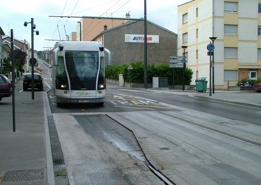 Гибрид обычного троллейбуса и трамвая с направляющим рельсом