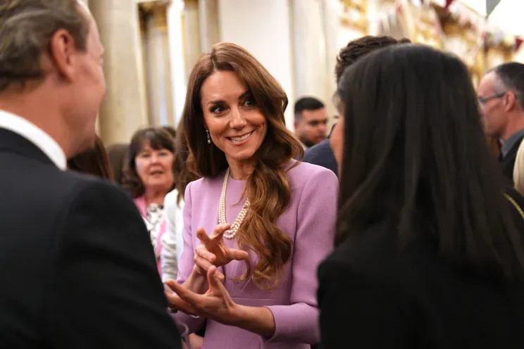 Кейт Миддлтон в лиловом платье посетила приём в честь 100-летия со дня рождения Елизаветы II принц, Миддлтон, также, приёме, которые, своей, Эдвард, королева, клуба, королевы, покойной, жизнь, жизни, полна, столетняя, удивительных, почти, обращении, говорится, перемен