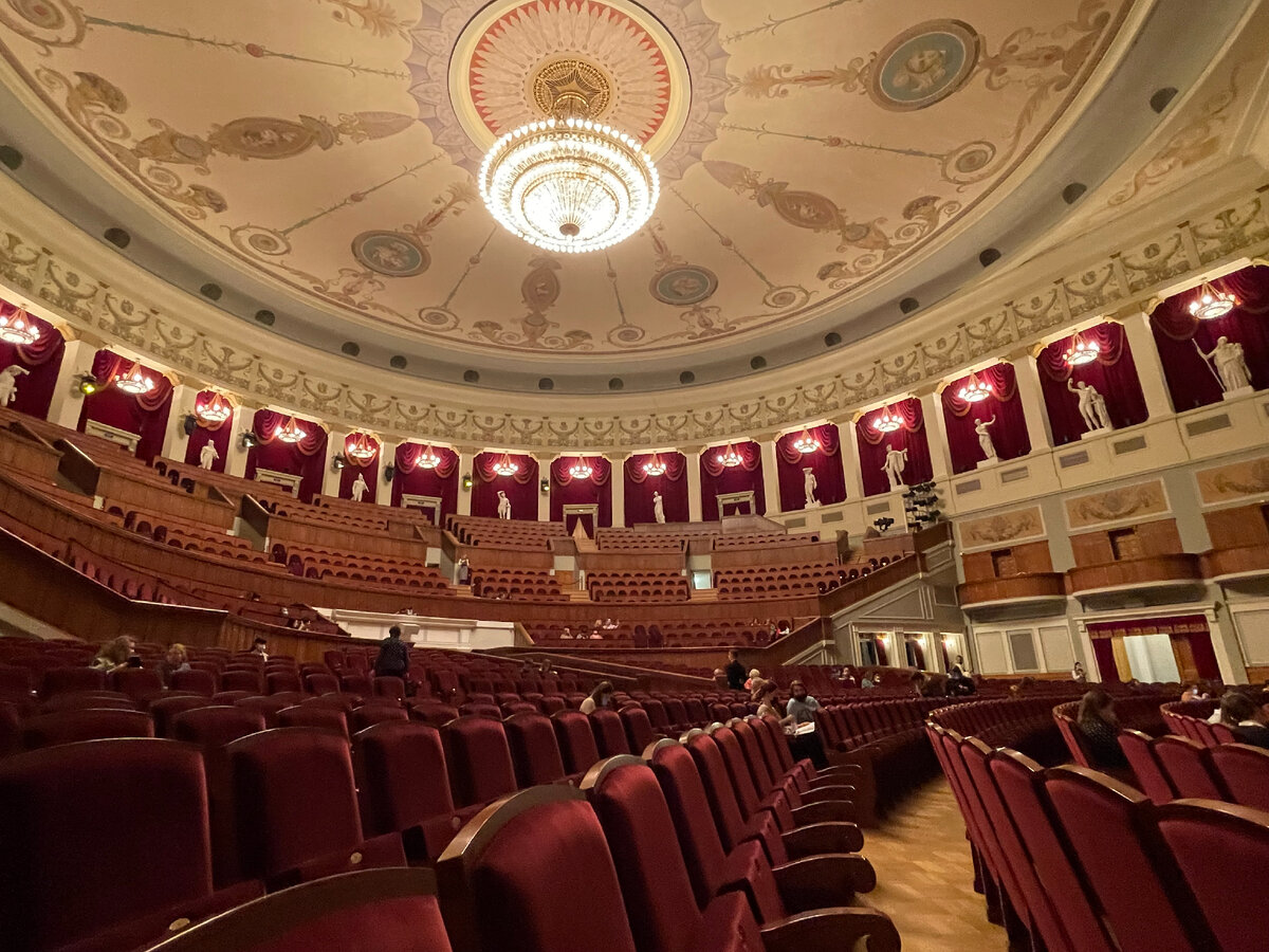 Главнейшая достопримечательность Новосибирска, предмет гордости всех местных жителей – это Оперный театр. Действительно, есть, чем гордиться - здание примечательное, и необычное.-3