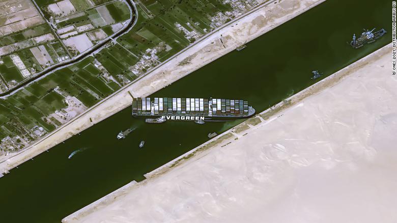 Этот спутниковый снимок, сделанный 25 марта, показывает Суэцкий канал, перекрытый кораблем, когда-либо отданным после того, как он сел на мель.