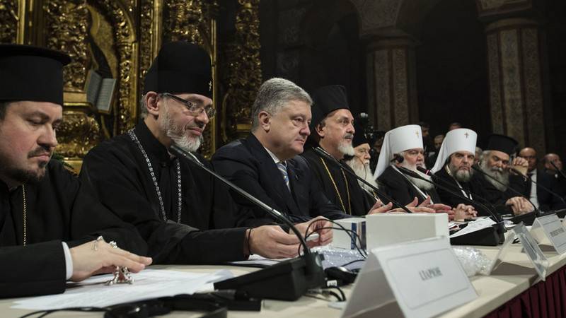 Закон о переименовании канонической украинской церкви подписан Порошенко