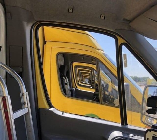 желтые кабины автобусов