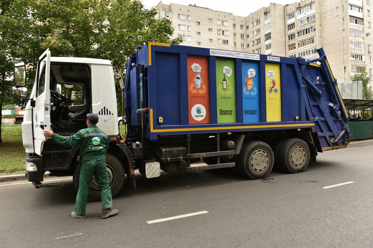 Мусоровоз вакансии москва. Мусоровоз мкм 5020. Мусоровоз КАМАЗ хартия. Мусоровоз Йошкар Ола. Тата 613 мусоровоз.