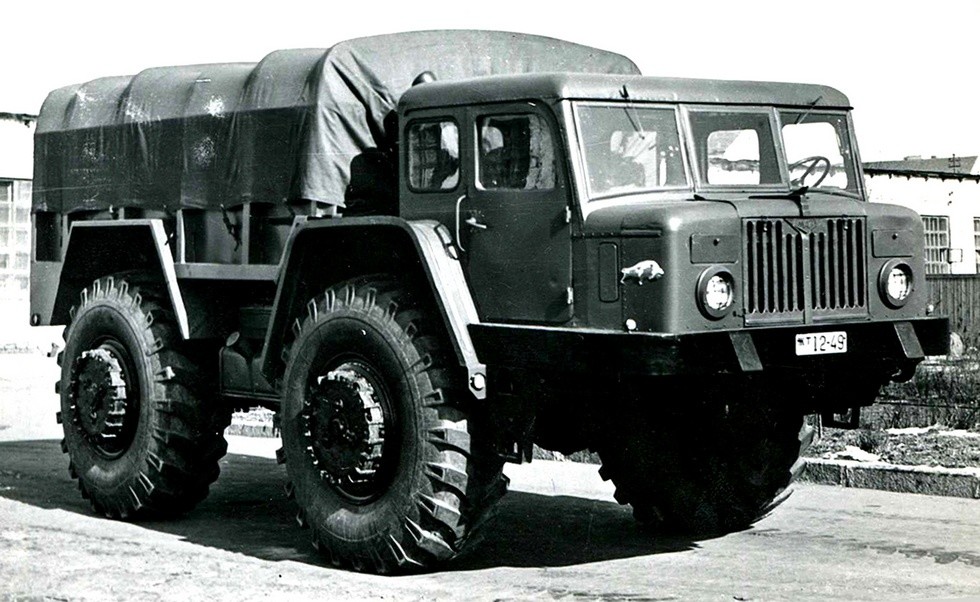 Опытный 165-сильный бортовой артиллерийский тягач МАЗ-532