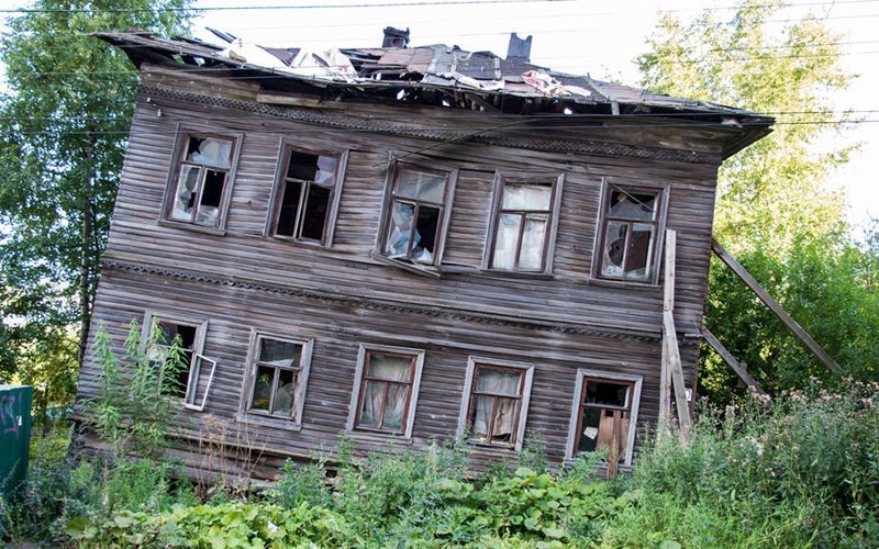 Наклонившийся деревянный дом в Архангельске в мире, дома, заброшенный, красота, памятник, россия, фото