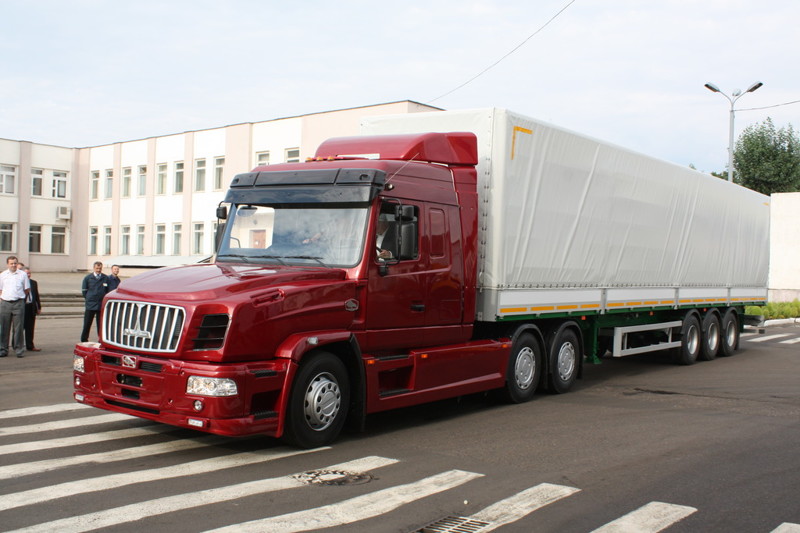 Первый капотный тягач от МАЗ готов поспорить за место под «русским солнцем» авто, тягач, факты